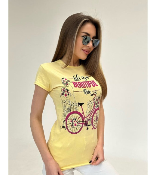 Желтая трикотажная футболка с велосипедом