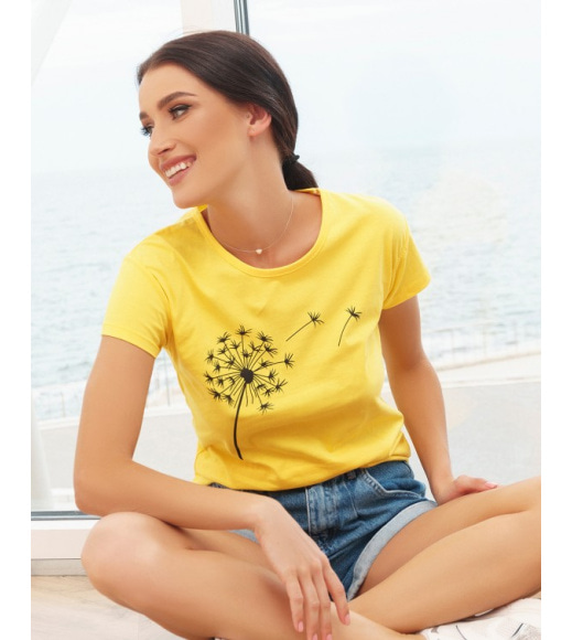 Желтая трикотажная футболка с лаконичным принтом