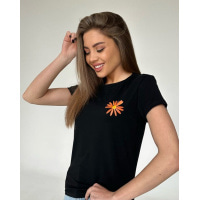 Черная трикотажная футболка с цветочком