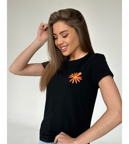 Чорна трикотажна футболка з квіточкою