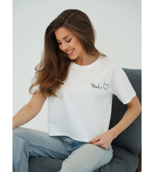 Белая укороченная футболка из хлопка с надписью