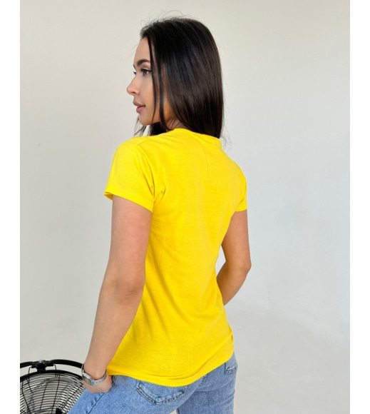 Желтая трикотажная футболка с надписью