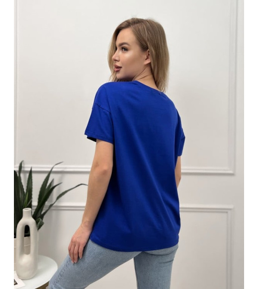 Синяя свободная футболка с нашивками