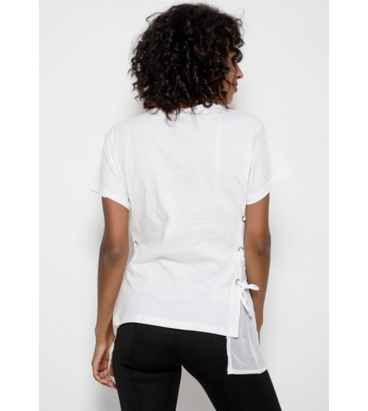 Белая трикотажная футболка с жемчужинками на принте и шифоновыми вставками со шнуровкой по бокам