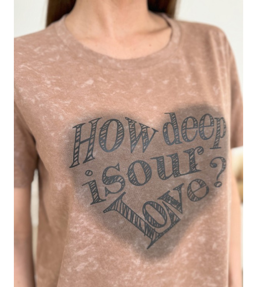 Коричневая свободная винтажная футболка с надписью