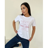 Белая трикотажная футболка с надписью