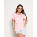 Розовая футболка с блестящей лаконичной надписью