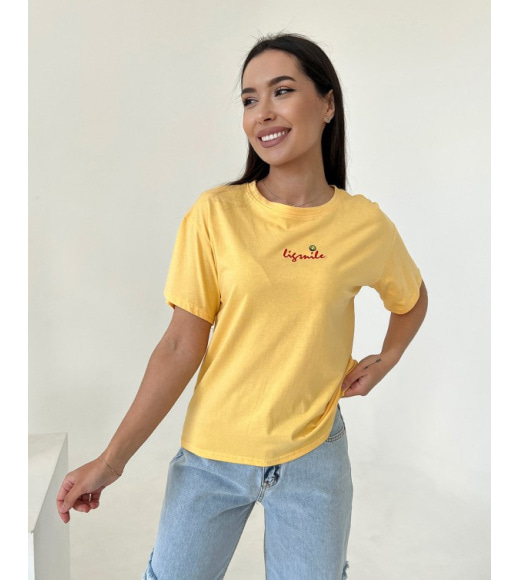 Желтая трикотажная футболка с вышитым декором