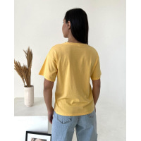 Жовта трикотажна футболка з вишитим декором