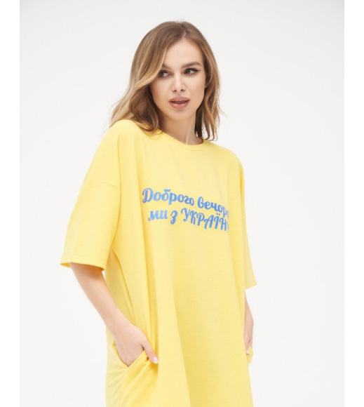 Желтая удлиненная футболка с принтом и карманами