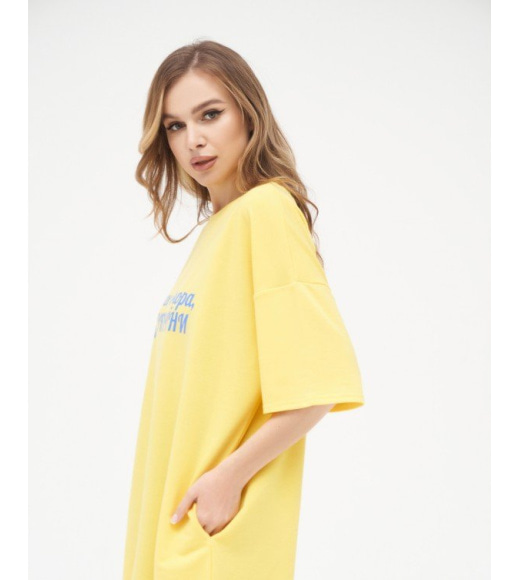 Желтая удлиненная футболка с принтом и карманами