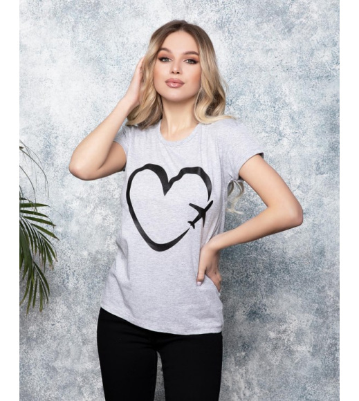 Серая трикотажная футболка с принтом-сердцем
