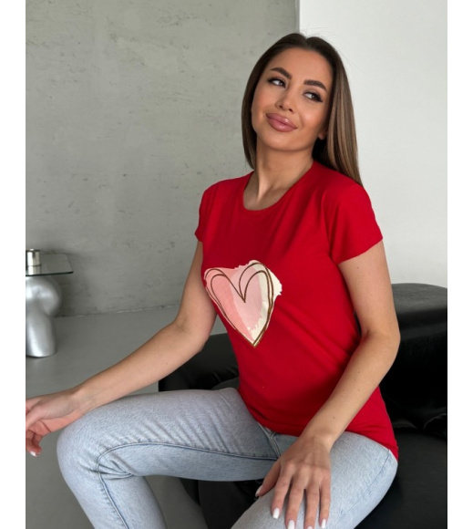 Красная трикотажная футболка с крупным сердцем