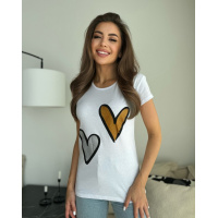Белая трикотажная футболка с блестящими сердцами