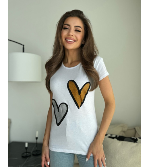 Белая трикотажная футболка с блестящими сердцами