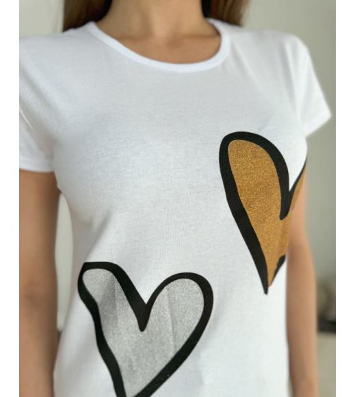Белая трикотажная футболка с блестящими сердцами