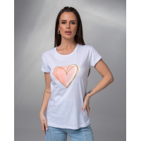 Белая трикотажная футболка с крупным сердцем