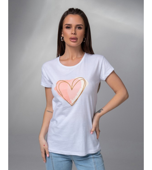 Белая трикотажная футболка с крупным сердцем
