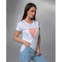 Біла трикотажна футболка з великим серцем