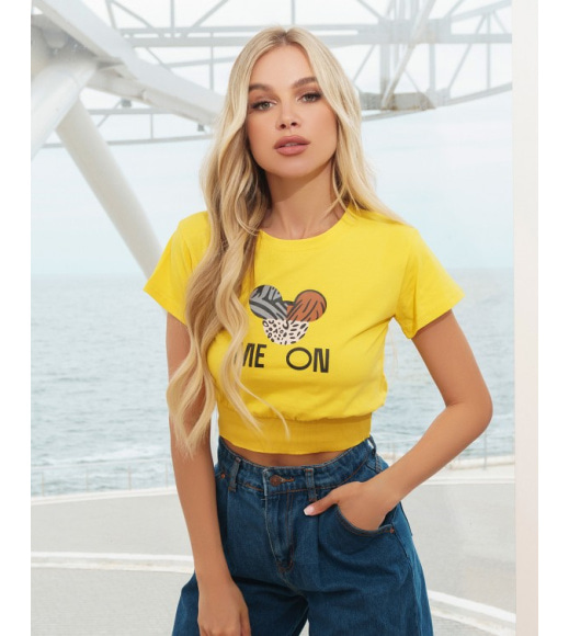 Желтая трикотажная футболка с молодежным принтом