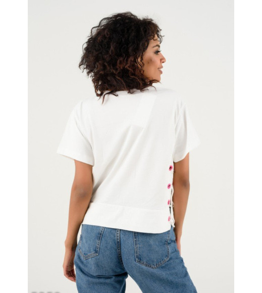 Белая футболка с крупным контрастным принтом и кольцами с боков