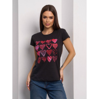 Черная трикотажная футболка с принтом-сердечками