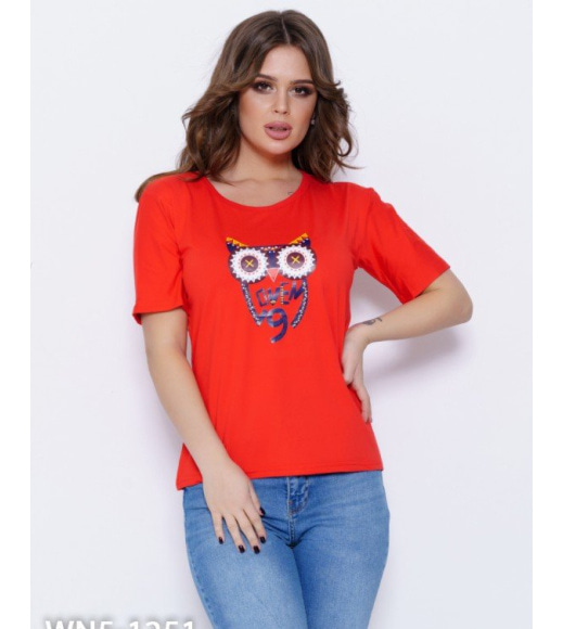 Красная трикотажная эластичная футболка с принтом