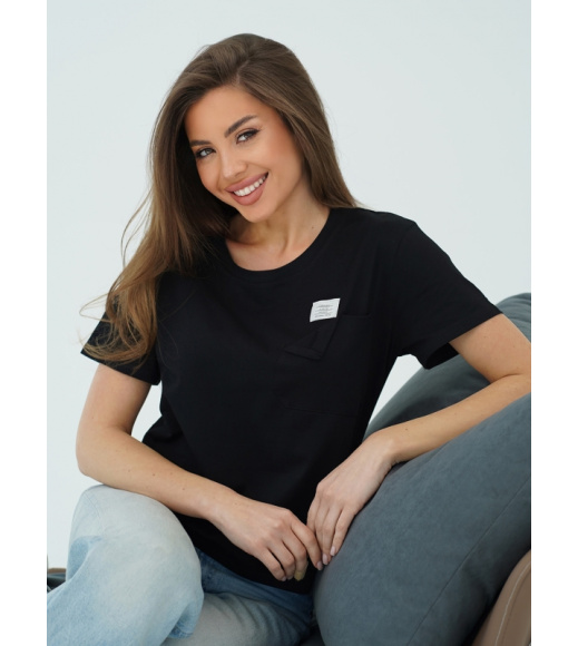 Черная хлопковая футболка с карманом