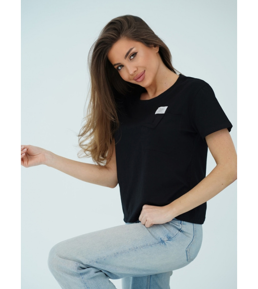 Черная хлопковая футболка с карманом