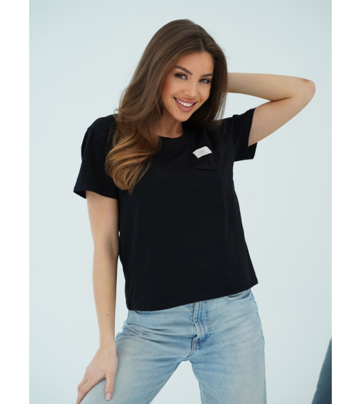Черная хлопковая футболка с карманом