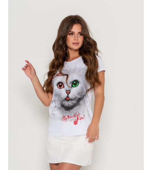 Белая футболка с кошачьим принтом и яркой надписью