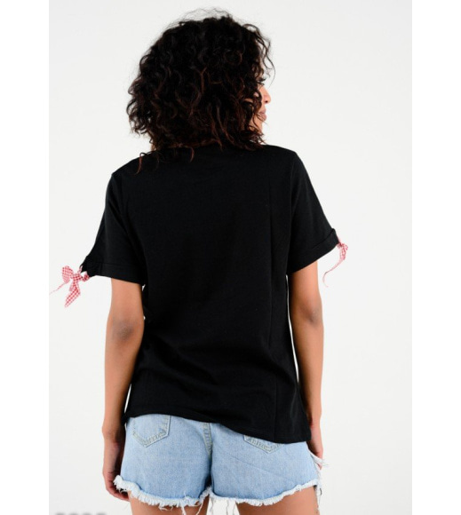 Черная футболка с клетчатым принтом и тесемками на рукавах