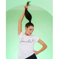 Белая футболка декорированная небольшой надписью