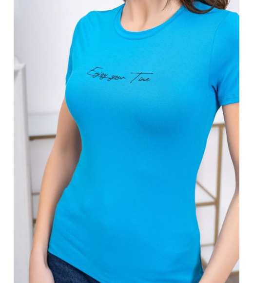 Голубая эластичная футболка с надписью