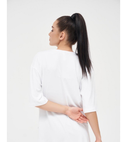 Белая трикотажная длинная футболка с принтом и разрезами