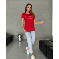 Красная трикотажная футболка с надписью