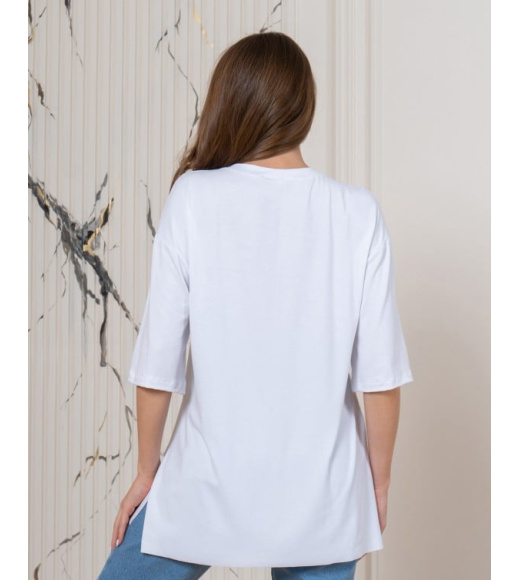 Белая оверсайз футболка с принтом и разрезами