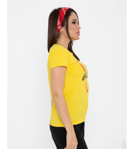 Желтая трикотажная футболка с принтом