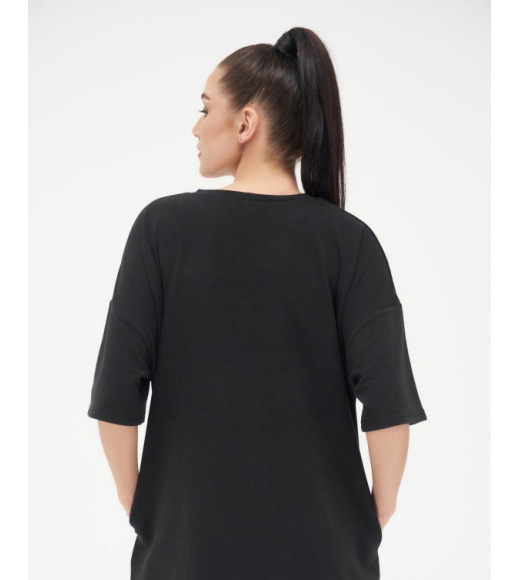 Черная удлиненная футболка с принтом и карманами