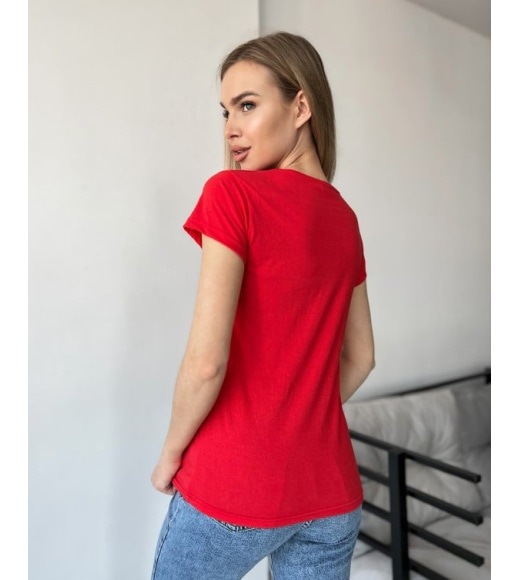 Червона трикотажна футболка з кольоровим принтом