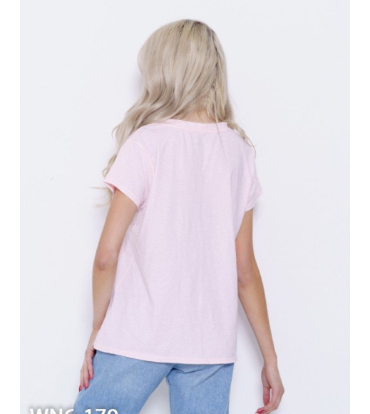 Розовая футболка с короткими рукавами и принтом