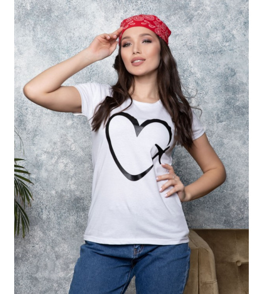 Біла трикотажна футболка з принтом-серцем