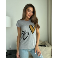 Серая трикотажная футболка с блестящими сердцами