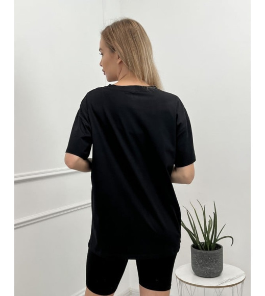 Черная удлиненная футболка с принтом
