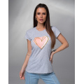 Серая трикотажная футболка с крупным сердцем