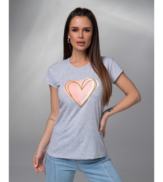 Серая трикотажная футболка с крупным сердцем