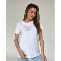 Белая футболка с вышивкой