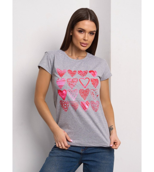 Серая трикотажная футболка с принтом-сердечками