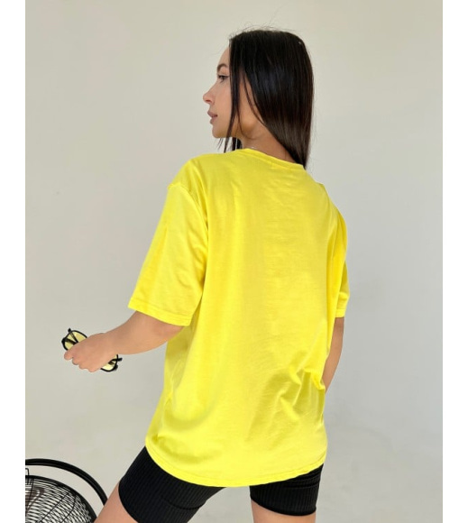 Желтая футболка оверсайз с рисунком и надписью