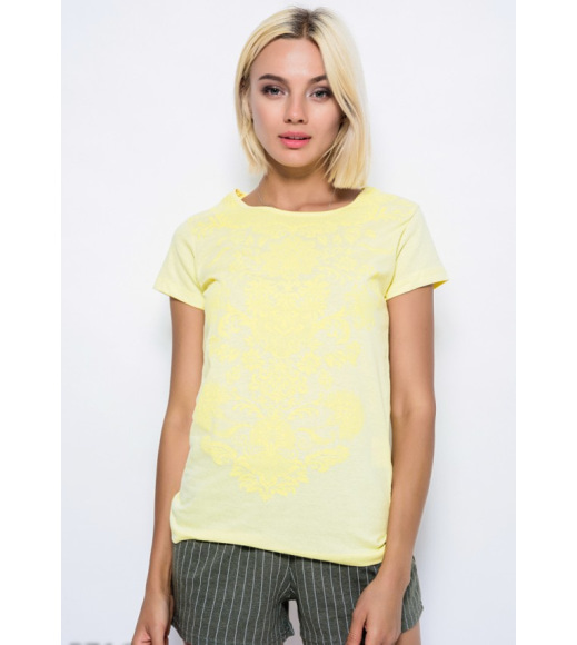 Желтая футболка с фактурным узором в тон